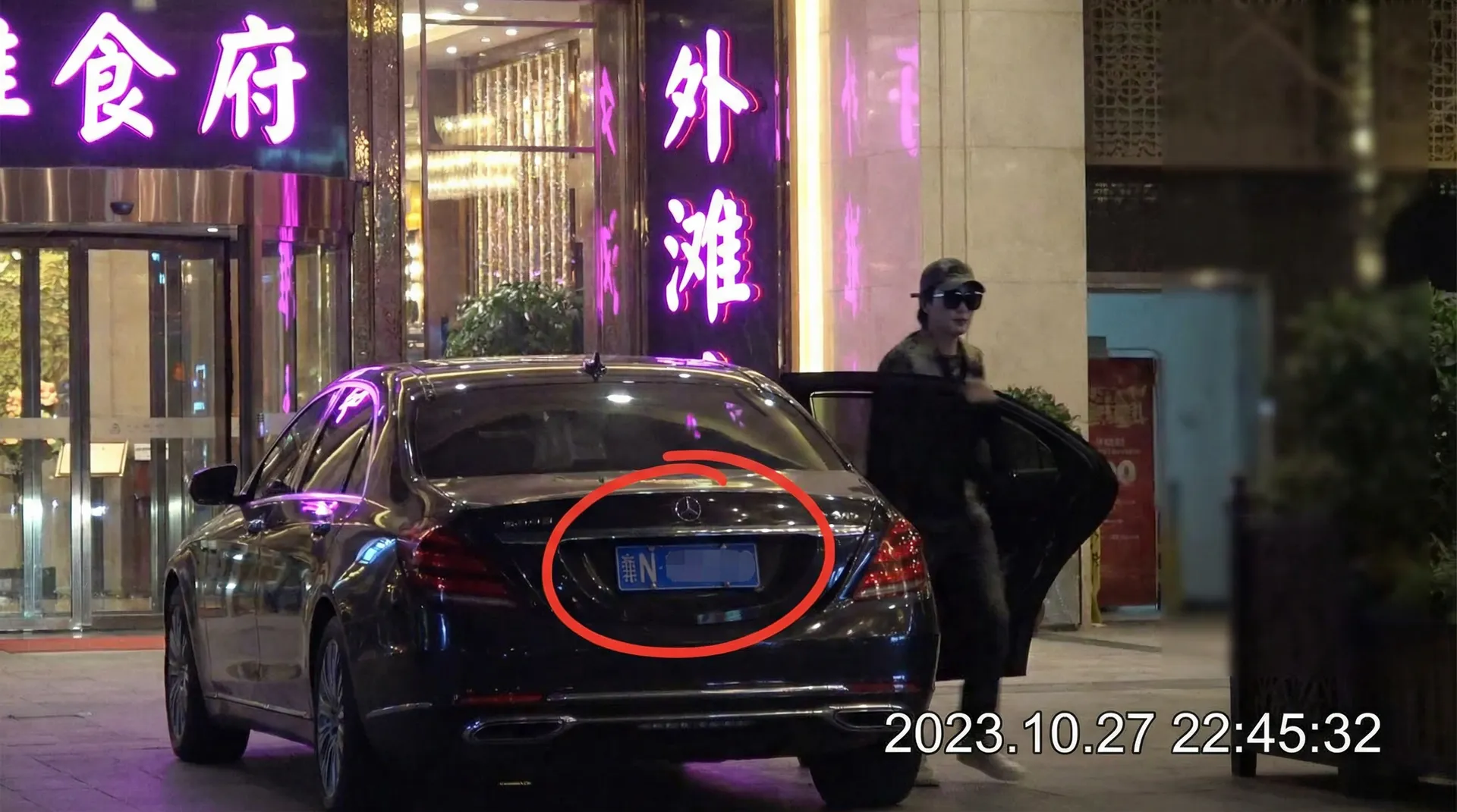 牛牛体育app - 豪车餐厅外偷拍